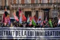 Dans une dernière tentative pour empêcher sa promulgation... les opposants à la loi sur l'immigration en France manifestent