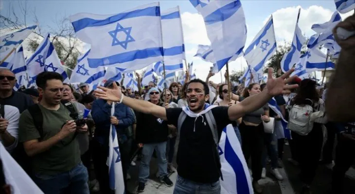 Israeli protesters prevent aid trucks from entering Gaza through the Kerem Abu Salem crossing