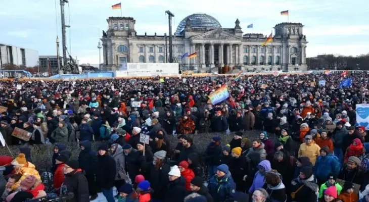 Thousands protest against right-wing extremism in Germany