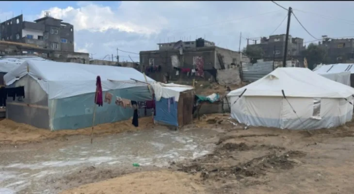 Rain worsens the misery of displaced people in Gaza... and water floods the tents