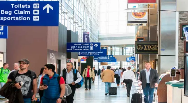 La Chine avertit des étudiants chinois de procès interrogatoires à l'aéroport international de Dallas à Washington