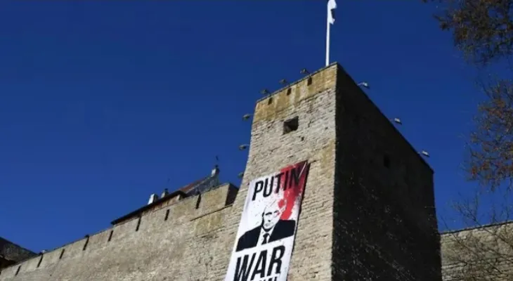 Alors que les armées d'Europe se préparent à la guerre... les alliés appellent le Canada et d'autres à rejoindre le mouvement