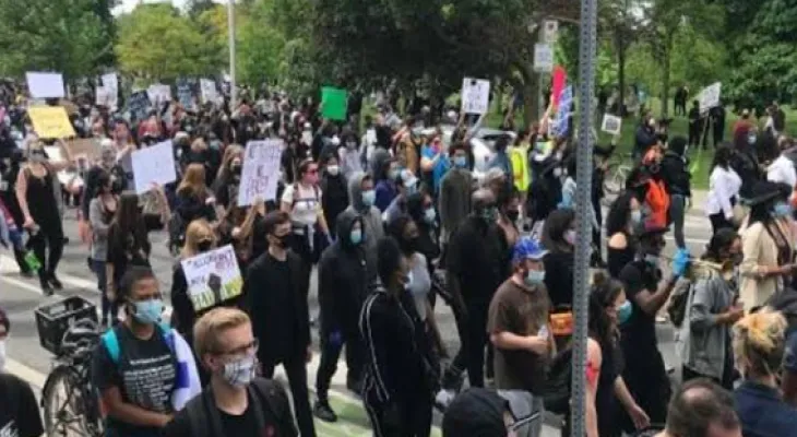 Hundreds of protesters against the new housing law in Quebec