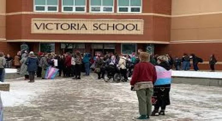 Les élèves organisent des grèves pour s'opposer aux politiques d'identité de genre pour les enfants et les jeunes en Alberta