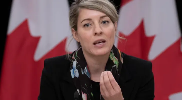 Jolie demande à tous les partis de soutenir sa demande d'augmentation du budget du ministère des Affaires étrangères.