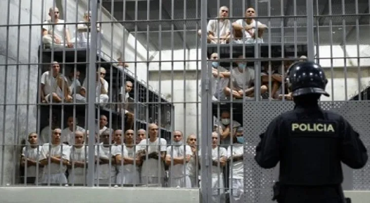 À quoi ressemble la plus grande et la plus secrète prison du Salvador ?