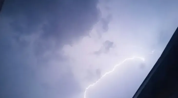 A thunderstorm accompanies a record high temperature in the capital Ottawa