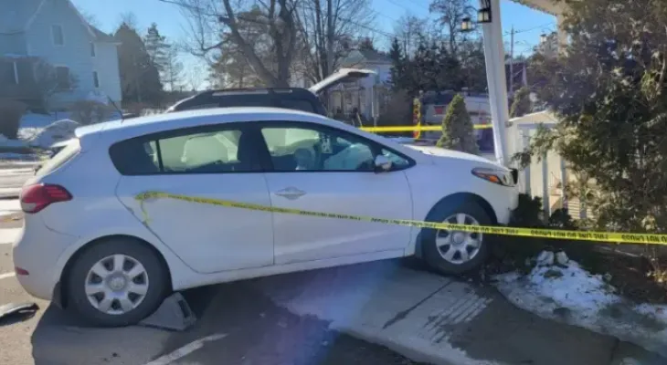 Collision de deux voitures avec une maison en Ontario
