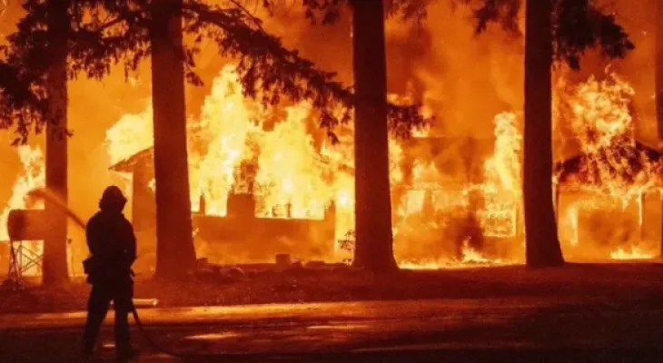 Sauvetage d'une personne du balcon après un incendie majeur au centre-ville de Toronto