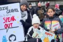 Manifestation pour réclamer le retour des livres d'une auteure soutenant la Palestine sur les étagères d'une bibliothèque à Montréal