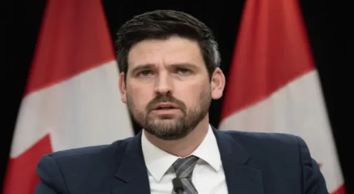 Details of the warning issued by the federal government to the former Minister of Immigration