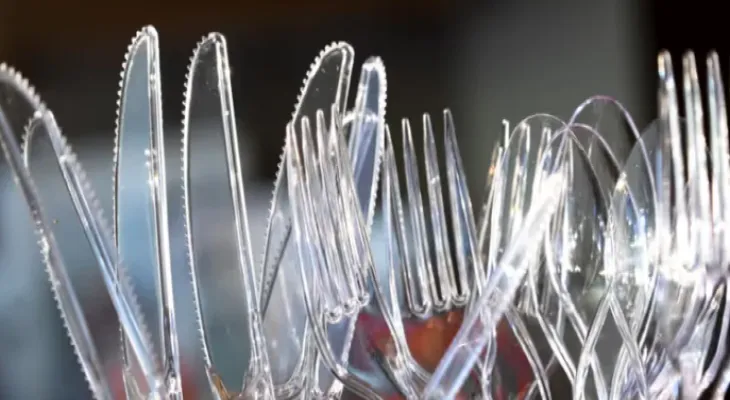 Toronto restaurants announce stopping the provision of plastic cutlery