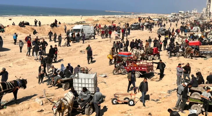 Biden approuve le largage d'aides militaires par voie aérienne à Gaza après une confrontation chaotique ayant fait plus de 100 martyrs.