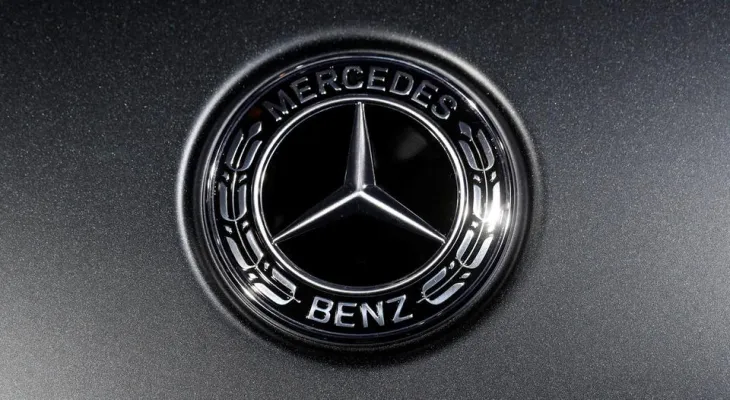 Mercedes adds a virtual grille to the hood of its unlucky electric car EQS