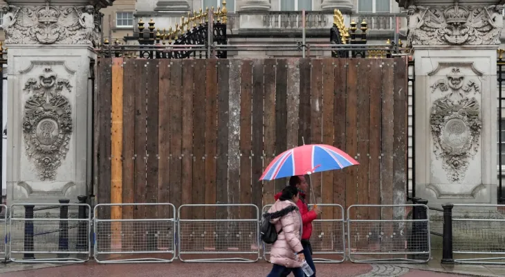 Driver arrested after his car collided with the gates of Buckingham Palace in London