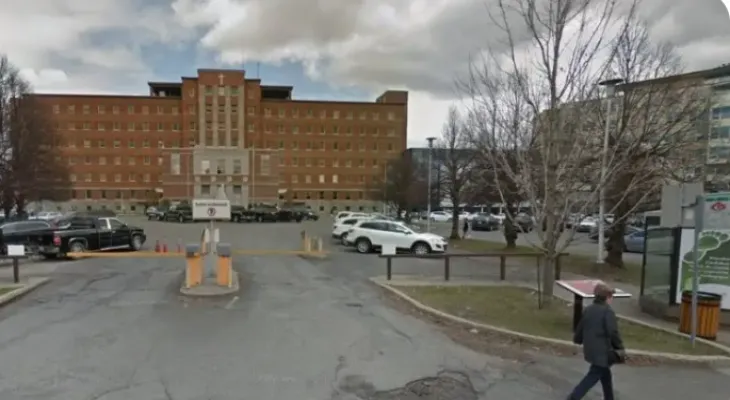 Québec : licenciement d'un agent de sécurité après son échec à aider une femme en travail devant les portes fermées de l'hôpital