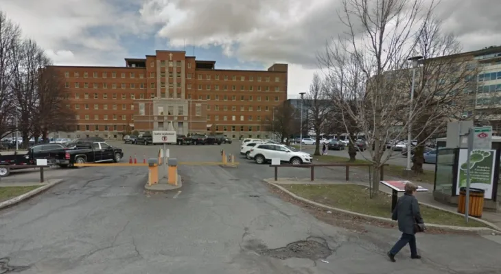 A woman from Quebec gives birth outside after finding the hospital door closed