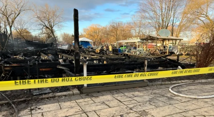 Large fire destroys "Ward's Island Association" club in Toronto