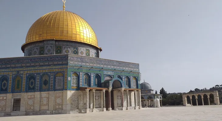 Tens of thousands of Palestinians perform Taraweeh prayers in the courtyards of Al-Aqsa Mosque