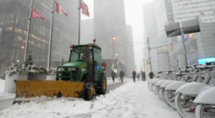 Canadian Ministry of Environment warns of a snowstorm over the Greater Toronto Area