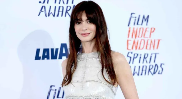 Anne Hathaway suffers a miscarriage while playing a pregnant woman on stage