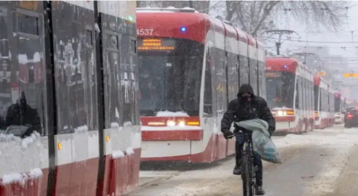 Canadian Environmental Agency: Rain and snow falling in Toronto