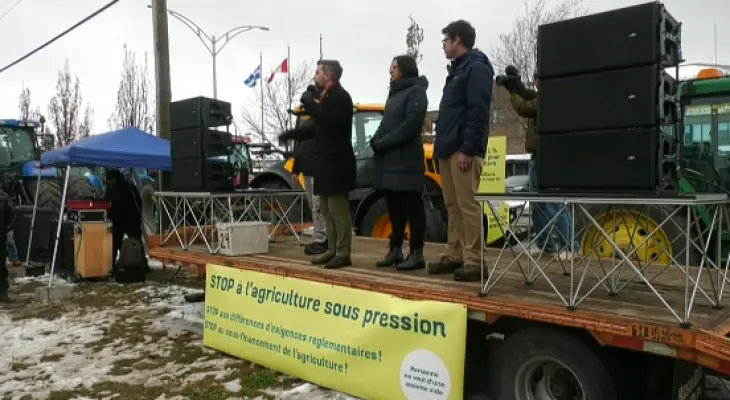 300 farmers in Quebec organize a protest due to the difficulty of making a living