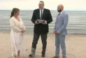 Malgré l'éclipse solaire, un couple se marie en Ontario