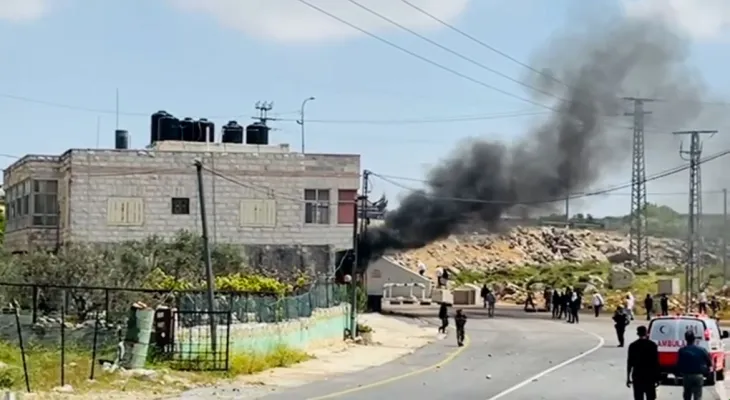 Hundreds of Israeli settlers attack Palestinian villages in the occupied West Bank after the discovery of the body of the missing boy.