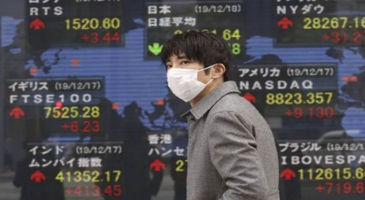 Japanese stock indices declined in the morning trading session.