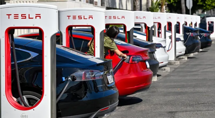 Tesla plans to lay off more than 10% of its employees worldwide due to declining sales.