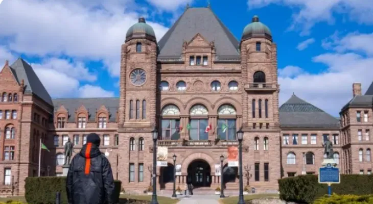 L'assemblée législative décide de maintenir l'interdiction du port du keffieh palestinien en Ontario