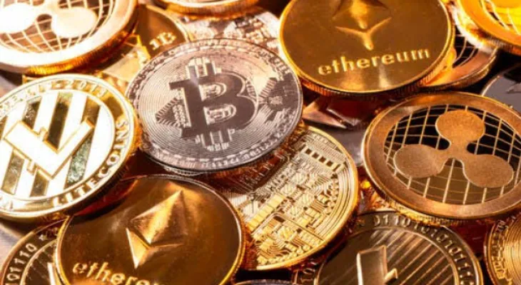 A Canadian woman loses $25,000 in a scam on a fake cryptocurrency platform.