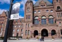 Expulsion des manifestants du Conseil législatif de l'Ontario après l'échec du vote sur l'annulation de l'interdiction du "keffieh"