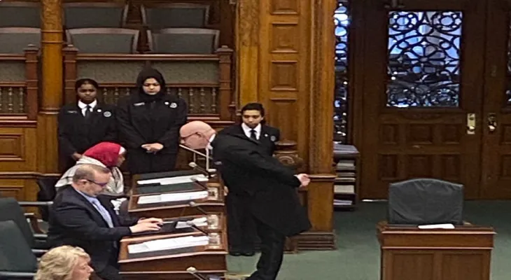 Interdiction à la députée Sarah Jama d'entrer au parlement en Ontario après avoir refusé d'enlever le keffieh, Ford refuse la décision