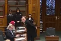 Interdiction à la députée Sarah Jama d'entrer au parlement en Ontario après avoir refusé d'enlever le keffieh, Ford refuse la décision