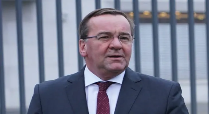 The German defense minister arrives in France to agree on a pivotal armament project.