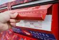 Hausse des prix des timbres pour la troisième fois en cinq ans au milieu des problèmes financiers qui secouent Postes Canada