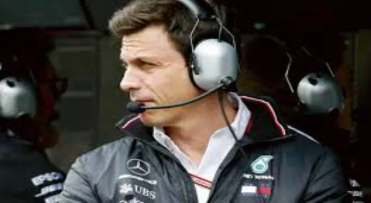 Mercedes chief refuses to deny talks with Verstappen