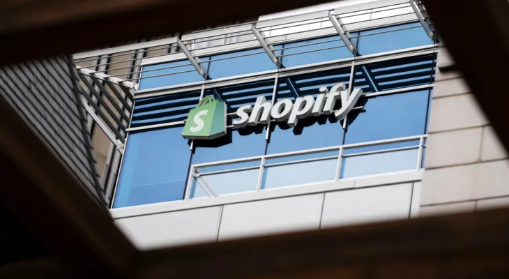 Shares of "Shopify" fell after the company announced a loss in the first quarter and predicted a slowdown in revenue growth.