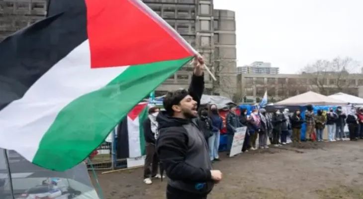 La colère des manifestants de l'université de Toronto face à l'ignorance de leurs revendications par les responsables universitaires
