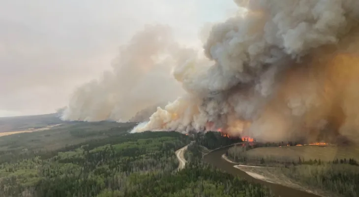 Éruption d'un feu de forêt hors de contrôle près de "Fort McMurray" Alberta