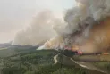 Éruption d'un feu de forêt hors de contrôle près de "Fort McMurray" Alberta