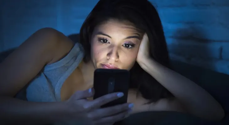 La dépendance au téléphone portable la nuit est une cause principale d'insomnie et voici cinq façons de s'en débarrasser.