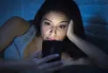 La dépendance au téléphone portable la nuit est une cause principale d'insomnie et voici cinq façons de s'en débarrasser.