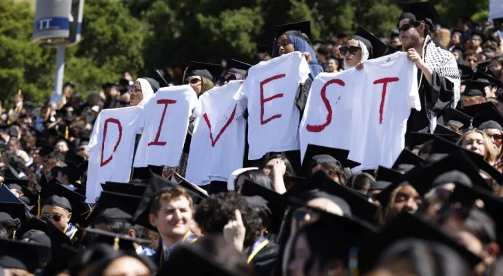 Les manifestations en faveur des Palestiniens dans les universités américaines ont diminué malgré la poursuite des actes de défi lors des cérémonies de remise des diplômes.
