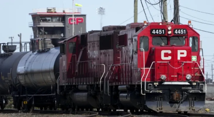 Rapport : les wagons de train transportant de l'acide sulfurique n'ont pas été correctement sécurisés avant l'accident de déraillement à Toronto
