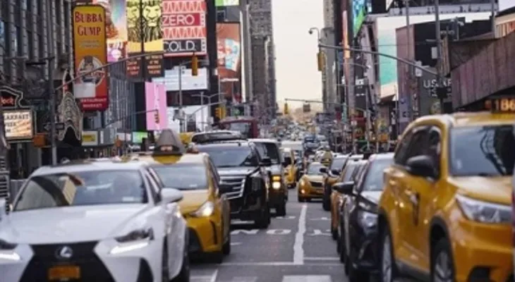 New York impose de lourdes amendes aux voitures sportives très bruyantes dans les rues de la ville