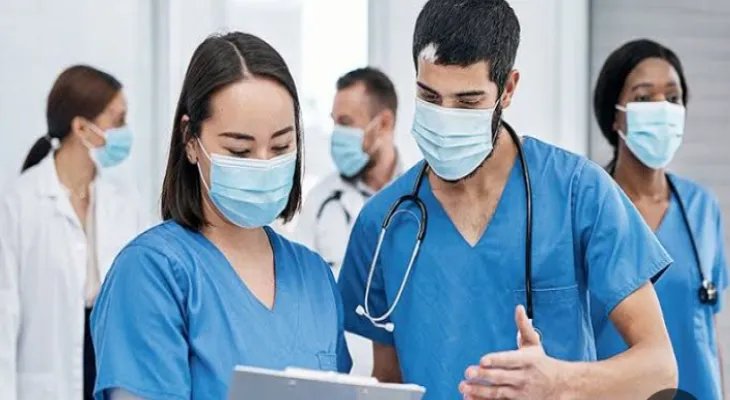 Les travailleurs de la santé déposent une pétition sur leurs droits au bureau du MPP à Mississauga