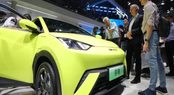 Le Canada envisage d'augmenter les droits de douane sur les voitures électriques chinoises